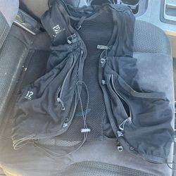 Salomon Skin Adv 12. Multiple pocket. 