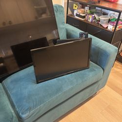 Small computer screen including wall mount