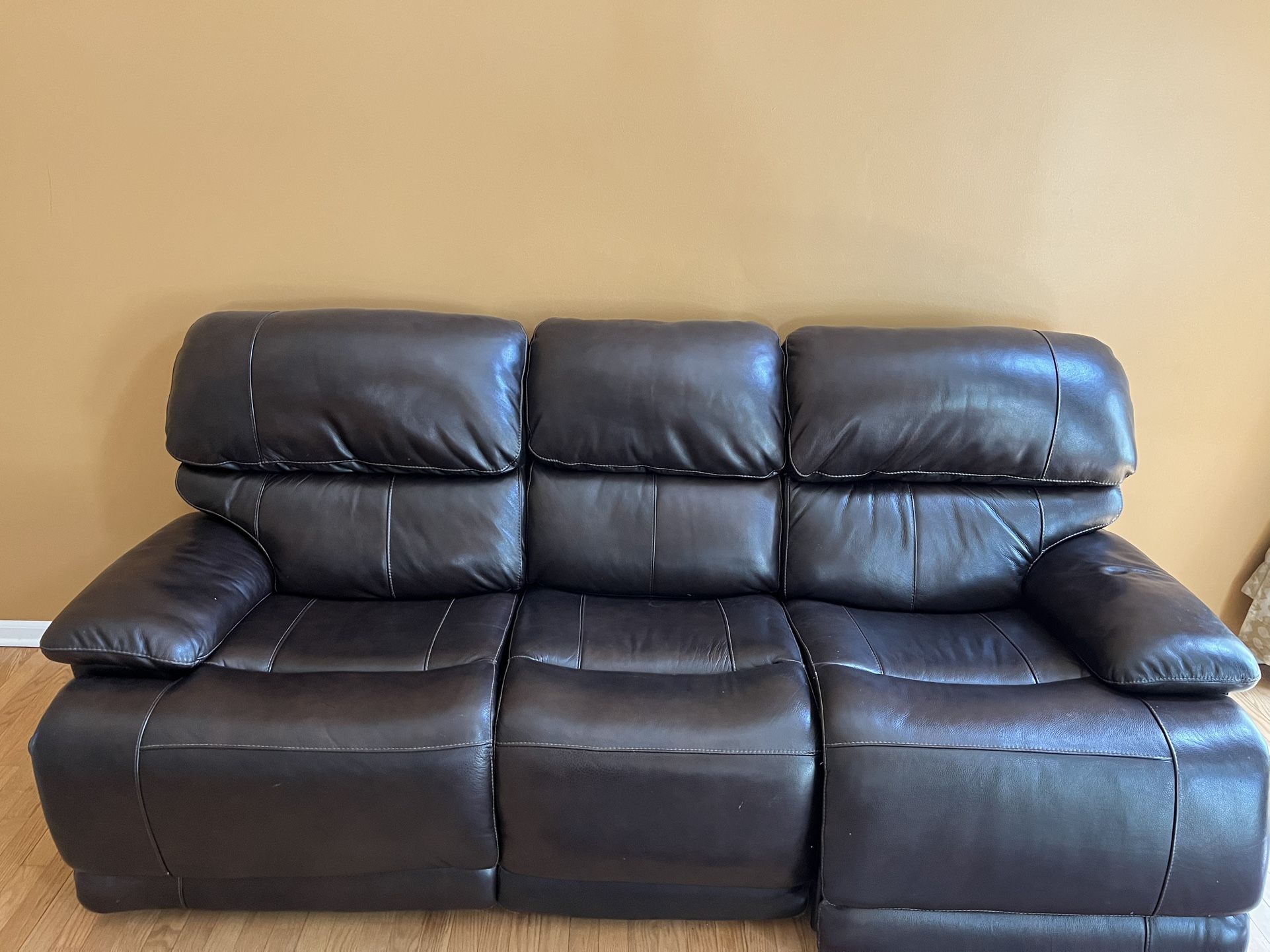 🛋️ Brown Leather Recliner Sofa – Great Condition & Super Comfortable! 💺