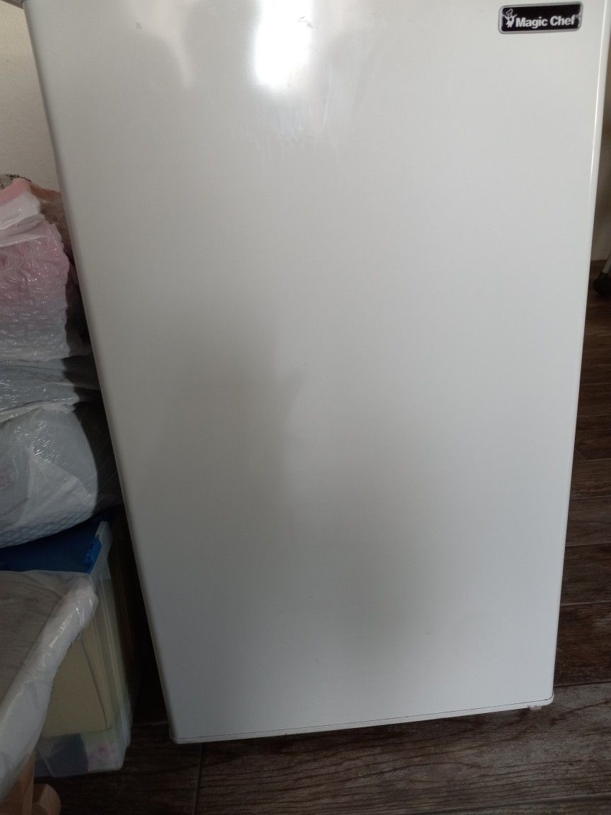 Like New Fridge n  Freezer 