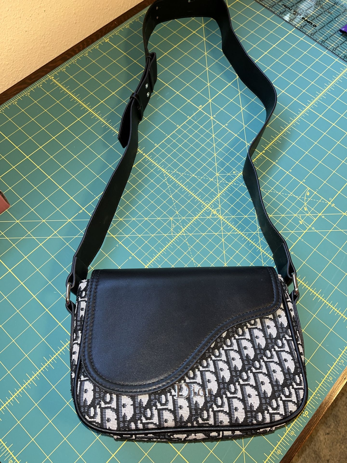 Crossbody/Shoulder Black & White Purse.