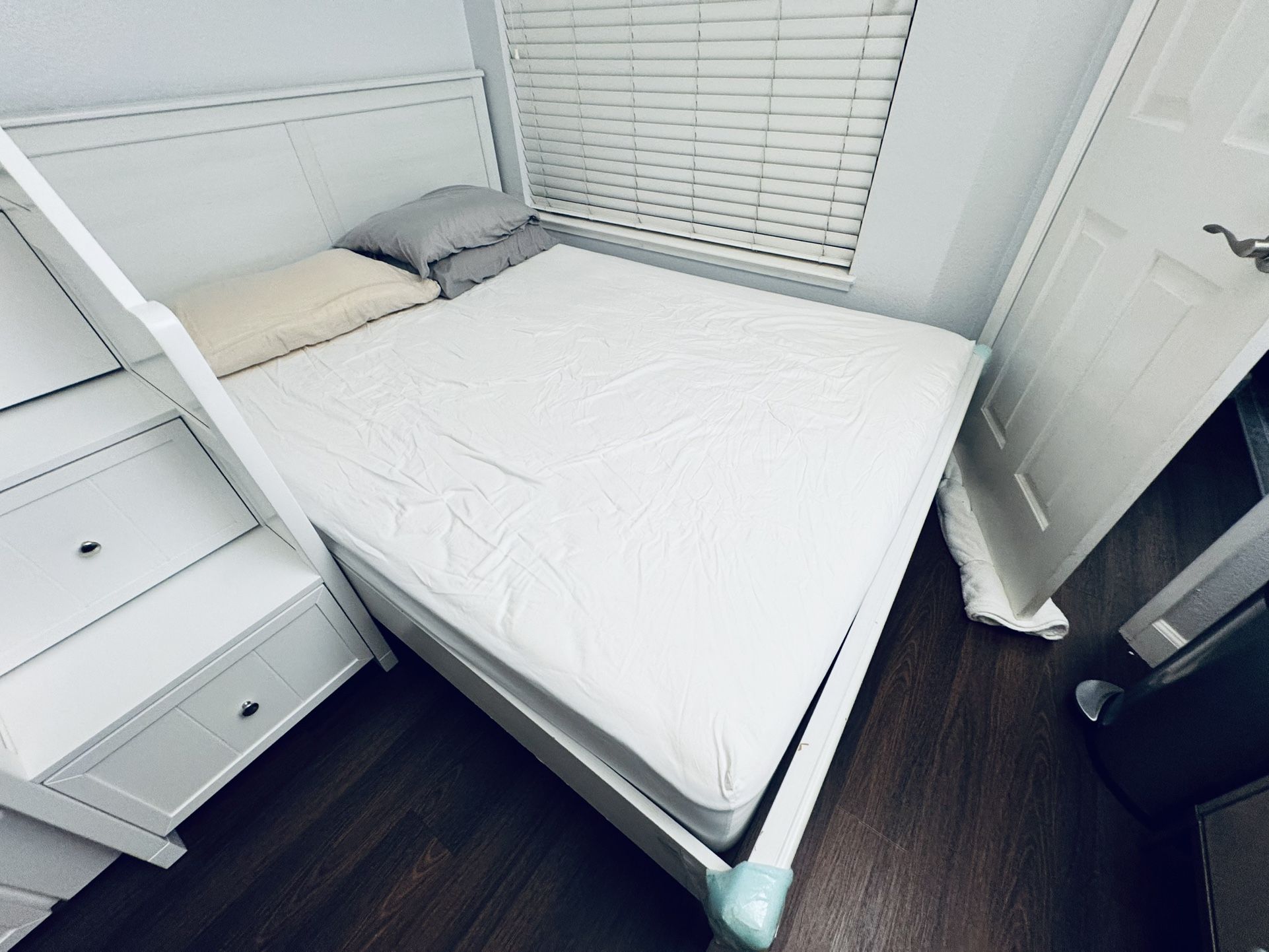 Pre-Owned Queen 10” Memory Foam Mattress With Queen Box Spring