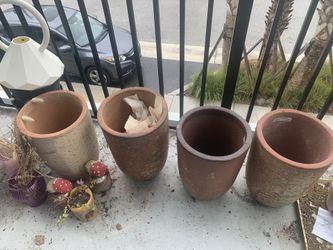 4 Plant pots