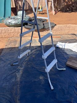 Pool ladder