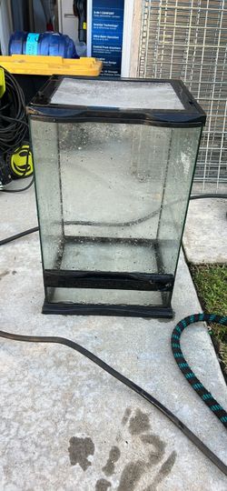 Zoo med 18 inches tall x 12 inches wide x 12 inches long ( no crack or tears on screen, lock intact)