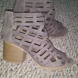 New Champaign Colored Heels Size 7