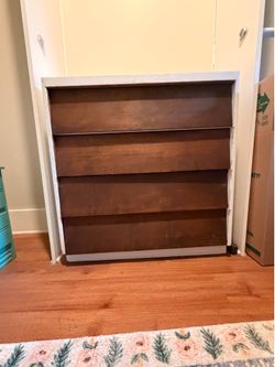 Cute mid-century dresser with 4 drawers