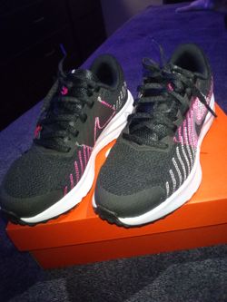 Nike Run Defy Women's size 7 Black White & Pink