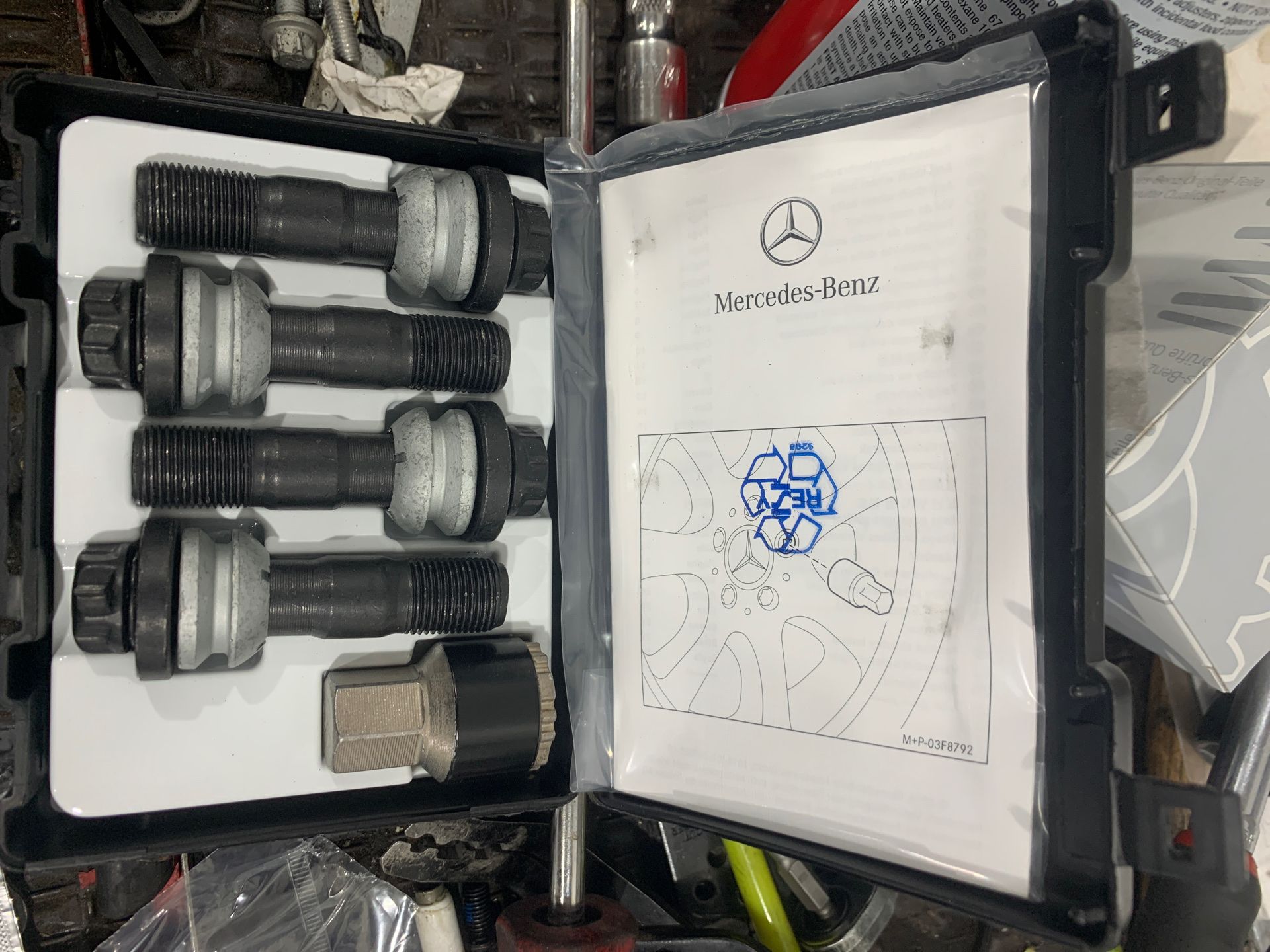 Use Mercedes-Benz wheel locks
