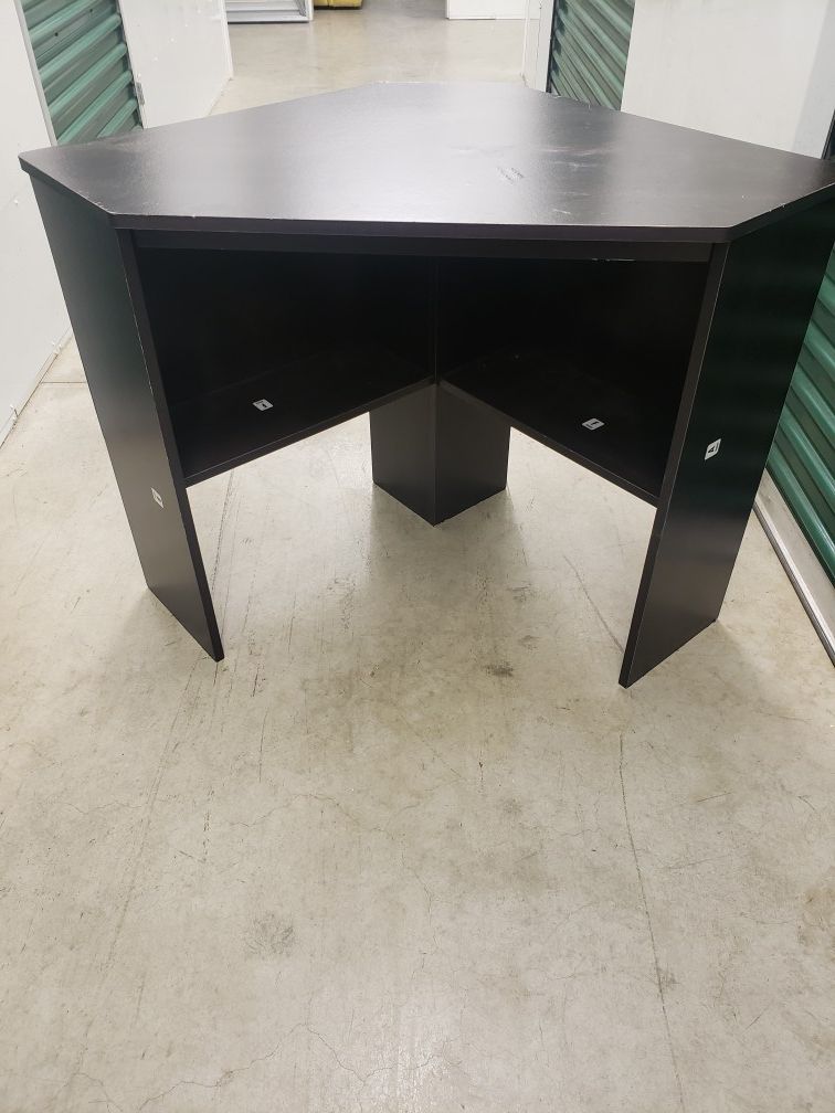 Corner desk