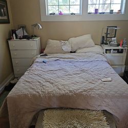 Queen bed with frame with frame.