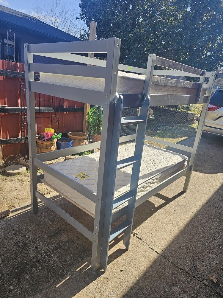 Twin Sz Bunkbed With Mattress