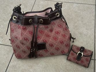 AUTHENTIC LIKE NEW LADIES DOONEY & BOURKE SHOULDER/HANDHELD BAG & MATCHING WALLET NO RIPS/TEARS /SMOKE FREE/NO STAINS
