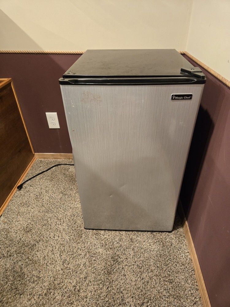 Magic Chef Mini Fridge With Freezer