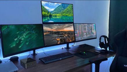 4 Monitors 32" with Monitor Arms