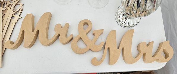Mr & Mrs sign