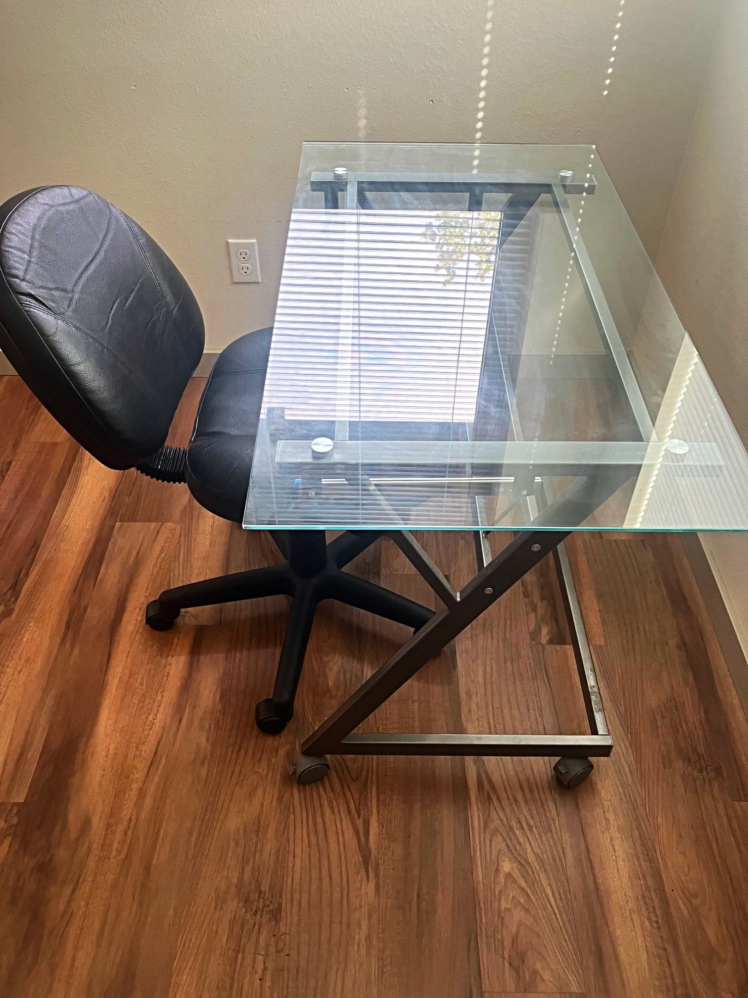 Glass Office Table With Leather Office Chair 