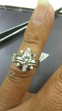 14k white gold Engagement ring center diamond . 0.70ct diamond very good quality