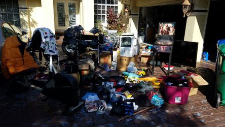 Big garage sale Everything Must Go 5100 North Springs way Coral Springs Florida started at 8 a.m. this morning lots of great stuff