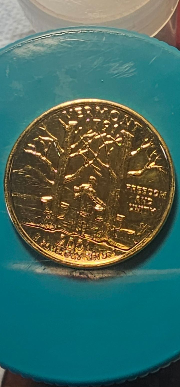 USA VERMONT STATE QUATER 2001 D golden color ,definitely an error coin.