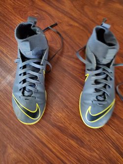 Soccer shoes