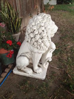 Lawn Statue - Lion