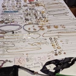 I'm selling 10 bags of used clothing , 450 pieces Jewelry / Estoy vendiendo 10 bolsas de ropa usada y  un lote de joyeria de 450 piezas