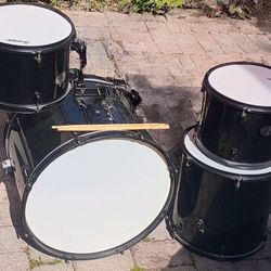 RISE BY SAWTOOTH DRUM SET LIKE NEW, USED  CYMBALS INCLUDED,  BLACK (see description please)
