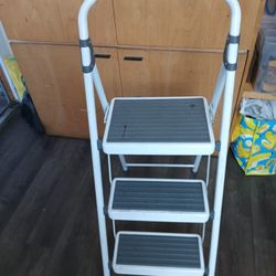 3 Steps Gorilla Ladder For $15