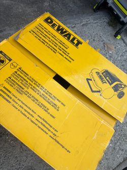 DeWalt 4.5 Gallon 225 PSI Portable Air Compressor