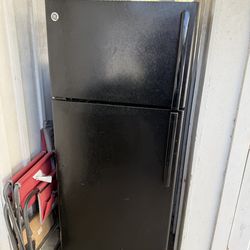 GE refrigerator with icemaker