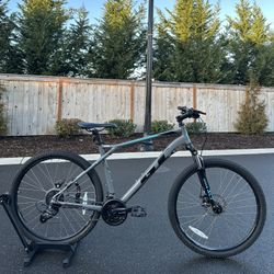 GT Aggressor Pro Mountain Bike Large Frame Aluminium bicycle 27.5 wheels