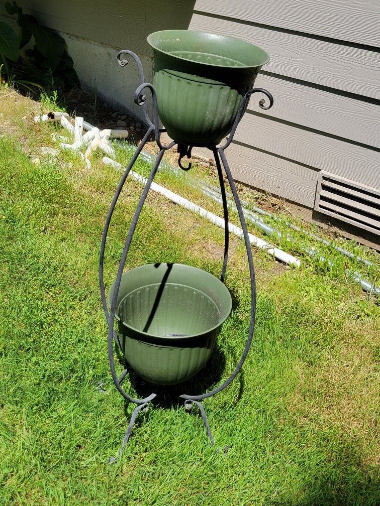 Plant Stand for Flower Pots & A Hanging Basket or 2 for Sale in Bothell