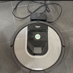 Roomba 960 And Charging Dock