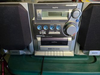 Sanyo Digital CD Cassette Boombox & Speakers