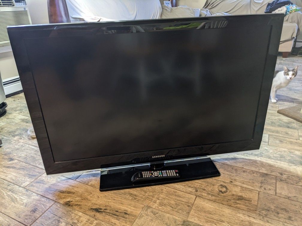 3 TV's 46inch Samsung,31 Inch Vizio,26 Inch Vizio