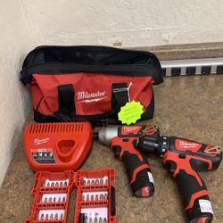 10033 Milwaukee Drill Set 65984