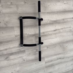 💪 Doorway Pull-Up Bar – Good Condition 💪