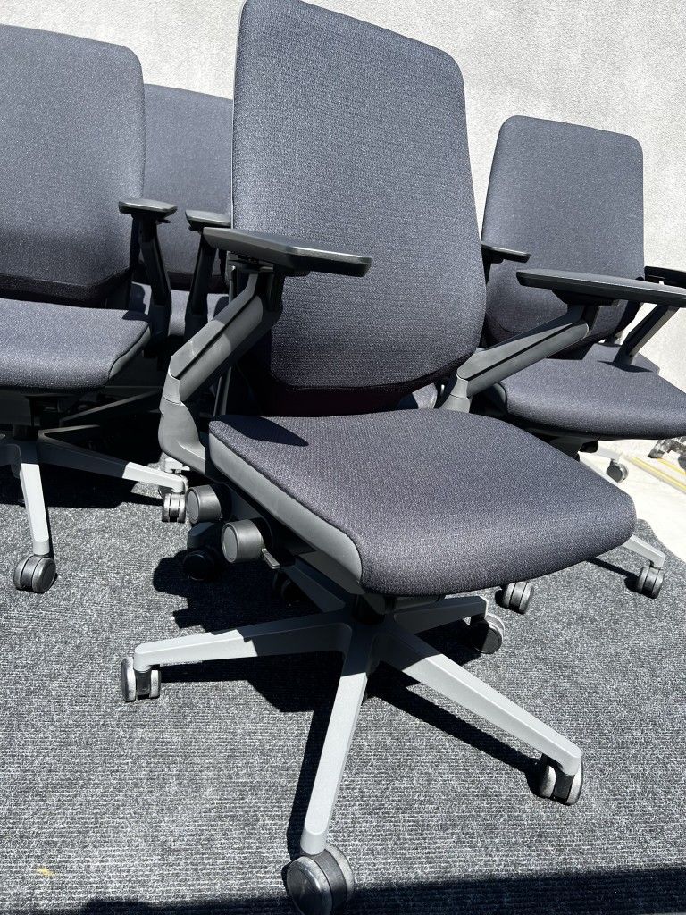 LIKE NEW STEELCASE GESTURE 