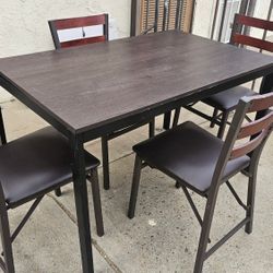 Kitchen Table And 4 Folding Chairs