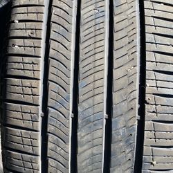 285/40R23  Scorpion Sólo 1 Está Parchada $30.00