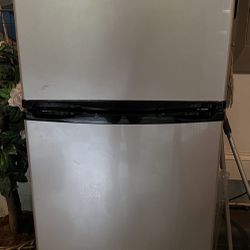 Magic Chef 18.5 in. W, 4.5 cu. ft. 2-Door Mini Refrigerator, with Freezer 