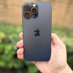 iPhone 15 Pro Max 256 Pristine  Amazing Condition!  Unlocked Use Any Carrier .  Hablo Espanol.