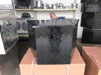 Aluminum tongue trailer tool box