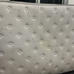Queen mattress Beauty rest & Base 