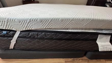 King Size  Mattress pad With Corner Straps Paid $150 Asking $20 Perfect Condition 