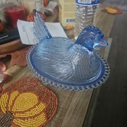 VINTAGE Indiana Glass cornflower Blue Covered Chicken on Nest Candy Dish Hen