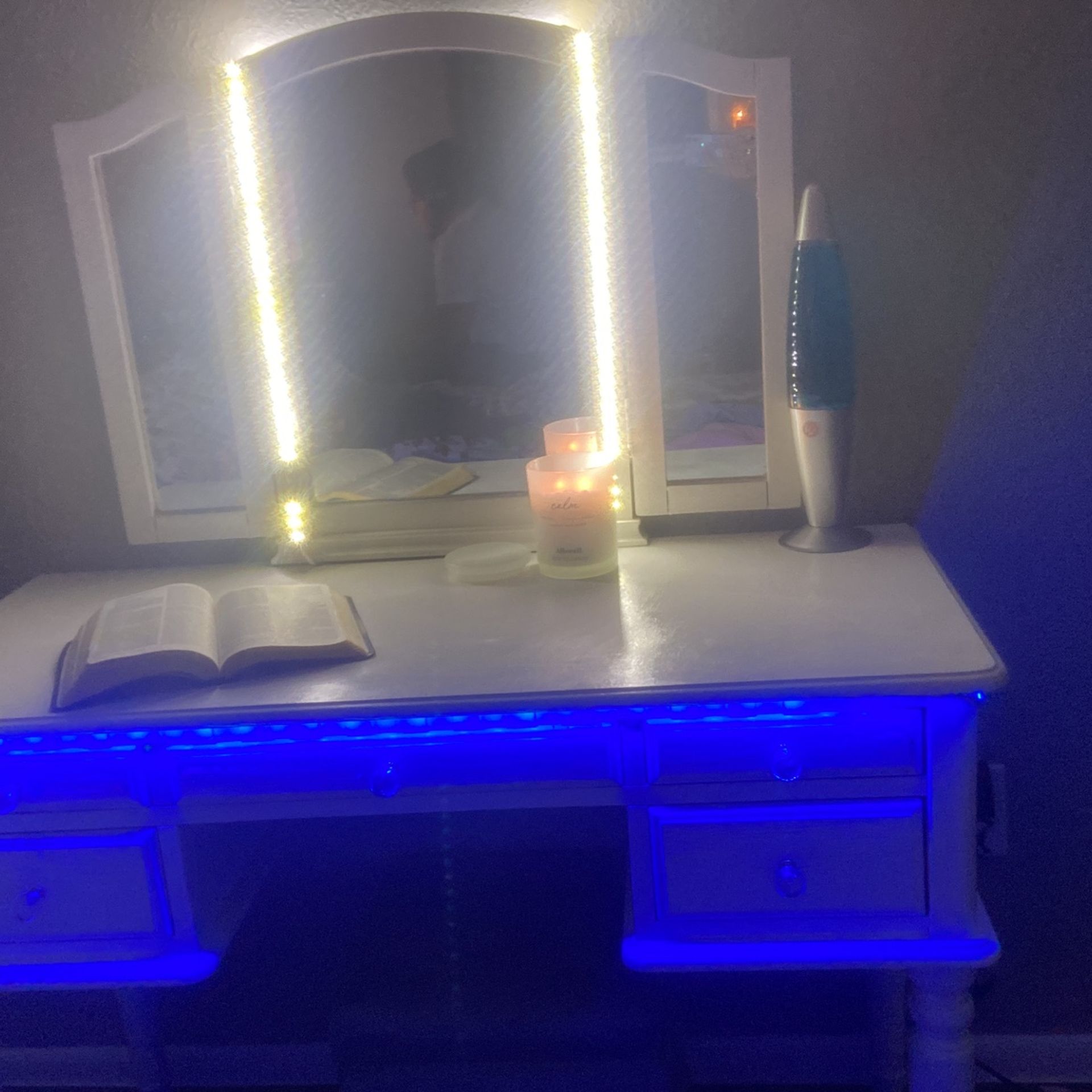 Vanity With Lights Don’t Need It Anymore. Just Got A New One.