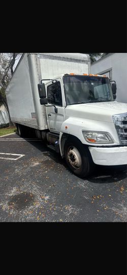 2011 Hino 268  26 ft box  cold a/c  $15,000 or best offer  no def