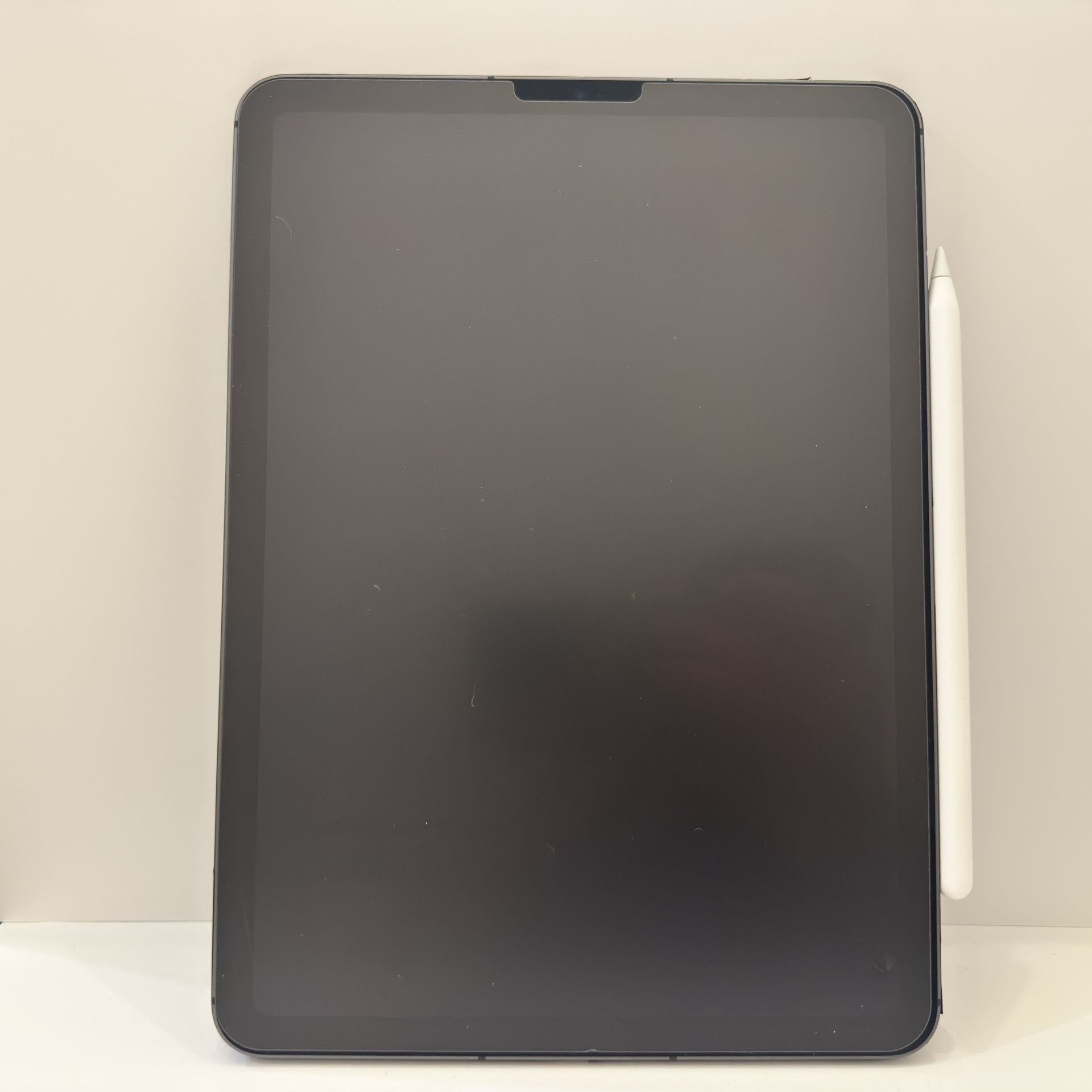 iPad Air 5th Gen (256GB, Wi-Fi + Cellular, Apple Pencil) – Excellent Condition